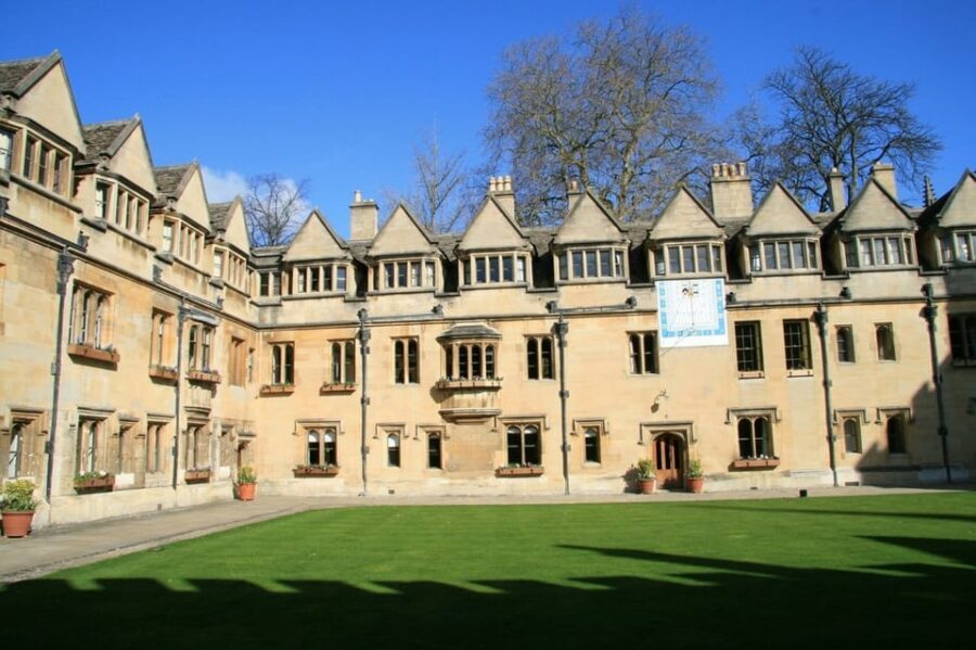 From London: Cotswolds Villages Small Group Day Tour - Food, shopping, and what to bring for a comfortable day