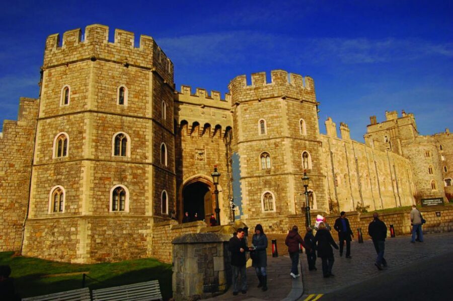 From London: Extended Visit to Windsor Castle and Stonehenge - How this 10-hour coach day from London really works