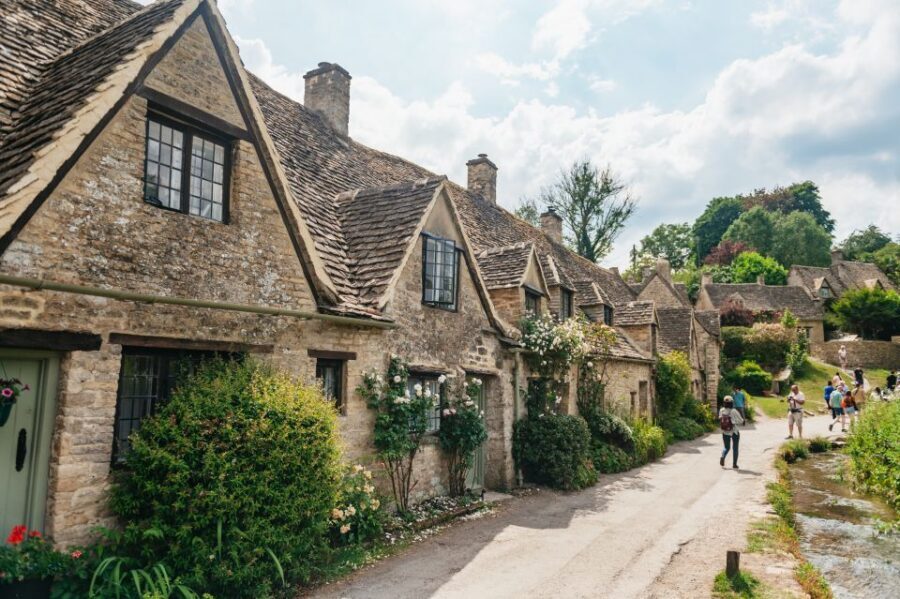 From London: Small Group Cotswolds Villages Tour - The live guide and headsets: how the day stays coherent
