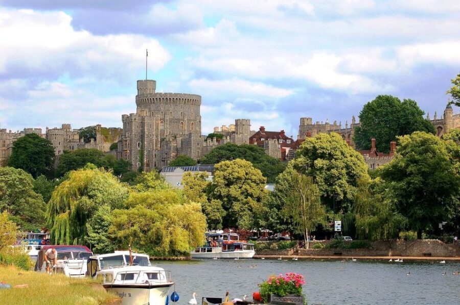 From London: Stonehenge Inner Circle and Windsor Day Trip - London coach ride: comfort, timing, and how to sit for the best views