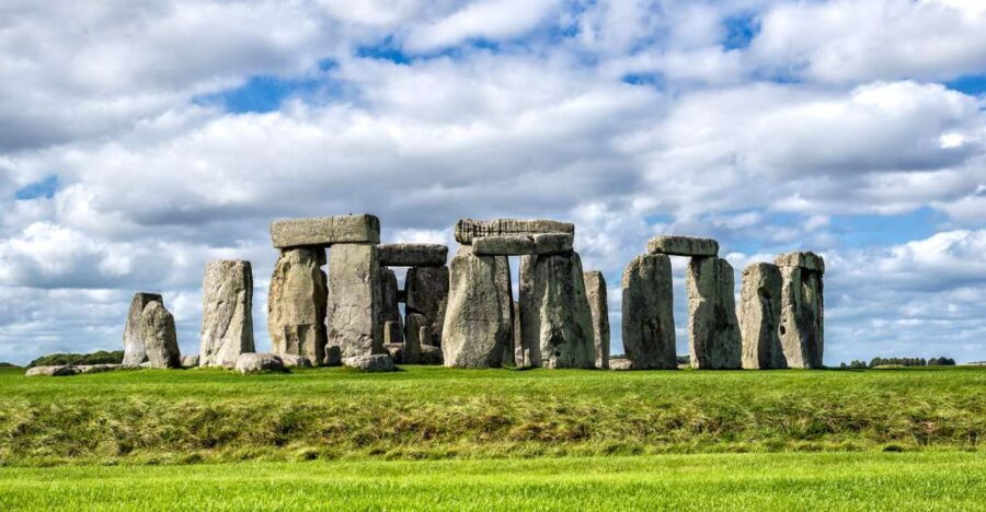 From London: Stonehenge Morning Day Trip with Admission - On the Coach: Commentary, Traffic, and How the Morning Flows