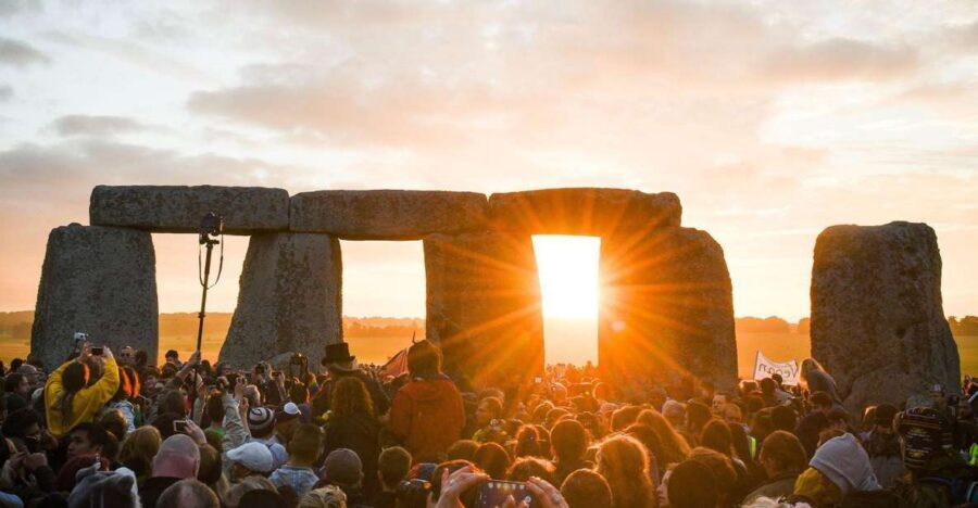 From London: Stonehenge Solstice Celebration Tour - Getting From London to Stonehenge Without Fumbling Time