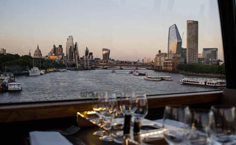 Gastronomic 6-course fine-dining dinner on Luxury London Bus - Starting at Victoria Embankment: getting on the bus 40b