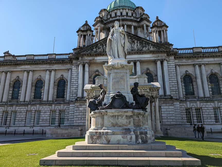German Walking Tour City centre Belfast- Belfast entdecken - City Hall meeting point: finding your German guide fast