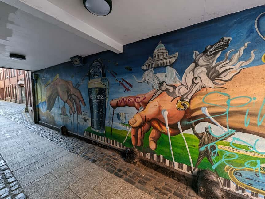 German Walking Tour City centre Belfast- Belfast entdecken - The Entries: the alleyways that teach you the local mentality