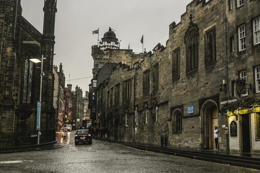 Ghost Tour in Edinburgh - Greyfriars Kirkyard: the Spooky Stop That Changes the Mood