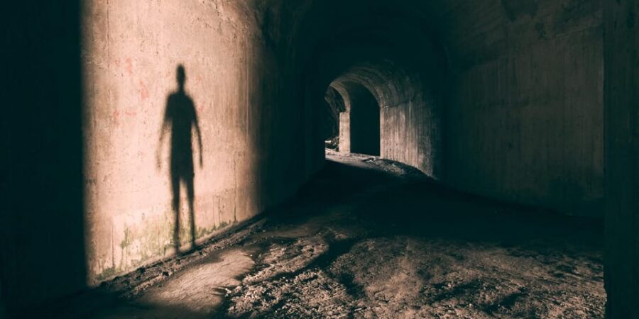 Ghosts, Ghouls & Gallows :The Original Bristol Ghost Walk - Meeting William III and finding your guide with the blue flag