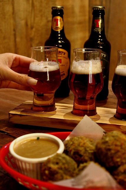Glasgow: Beer Flight with a Haggis Taster in a Glasgow pub - The host makes it: fun conversation beats formal tasting rules