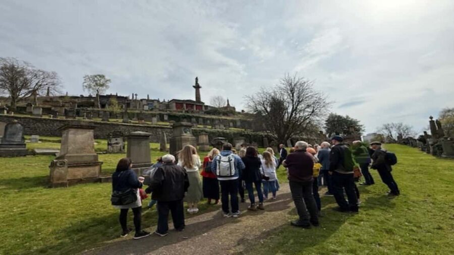 Glasgow Necropolis: Small Group Tour with Local Guide - Starting at the main gates: fast orientation, better photos, less guesswork