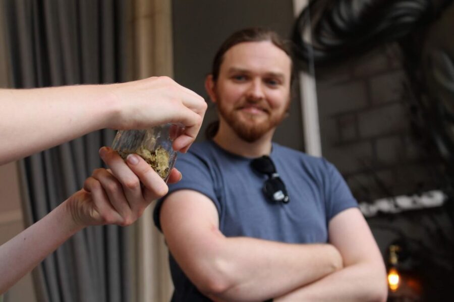 Glasgow: Pubs & History Guided Walking Tour with Beer - High Street and the New Town: seeing why beer money mattered
