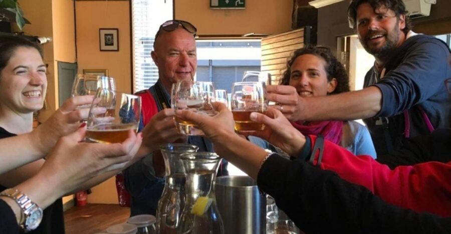 Glasgow: Pubs & History Guided Walking Tour with Beer - George Square: where the tour adds food and whiskey
