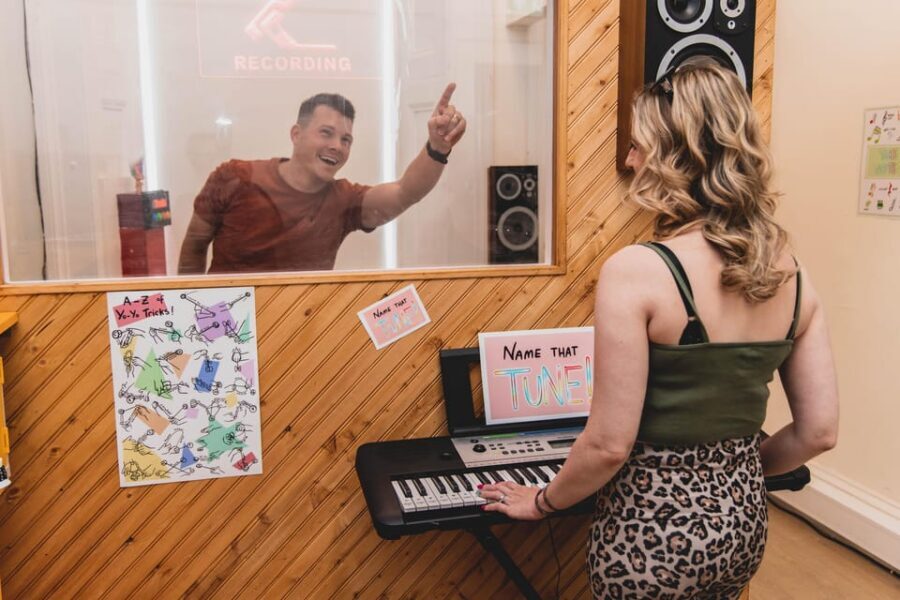 Glasgow: Stuck in the 90s... A Nostalgic Musical Escape Room - Your 75-minute game flow: what happens after you walk in