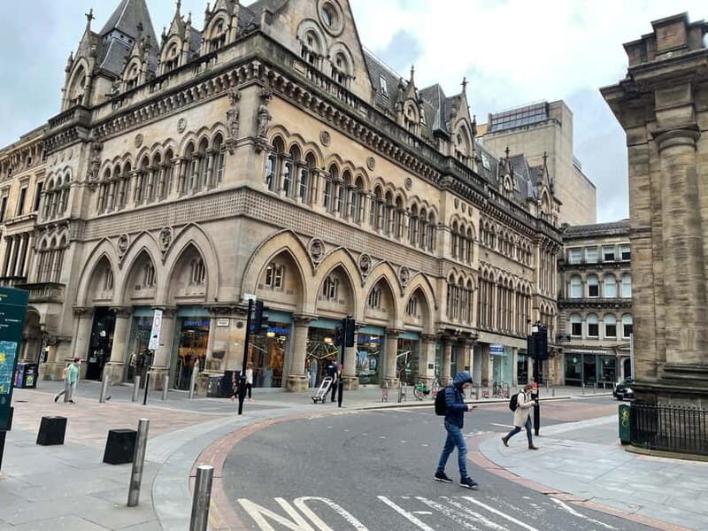 Glasgow: Walk The streets with a professional actor as guide - Gallery of Modern Art Stop: free museums, smart “look here later” guidance