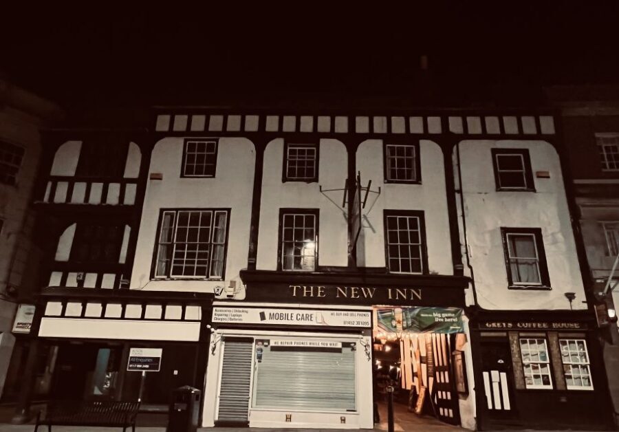 Gloucester: Ghost-Themed Guided Walking Tour - A pause at the New Inn Hotel and the hot drink break