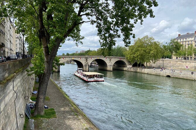 Guided Luxury Paris Day Trip with Optional Lunch at the Eiffel Tower - Louvre Museum: A Photo Stop, Not a Full Visit