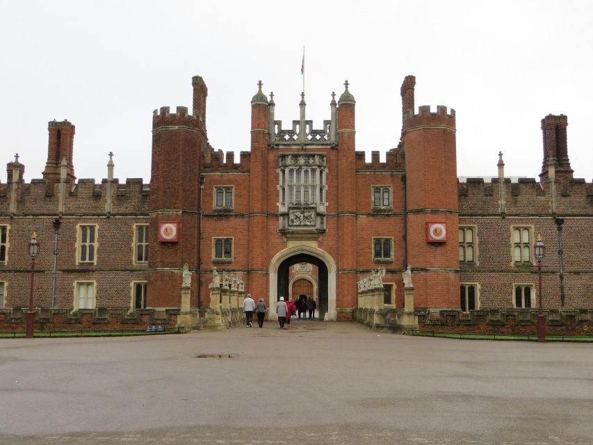 Hampton Court Palace Private tour With Fast Track Entry - Chauffeur pickup plus fast-track entry (so your day starts well)