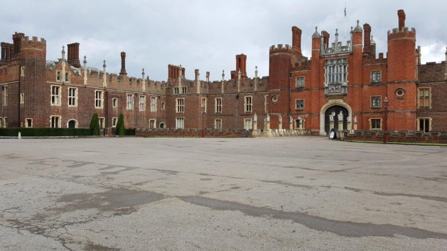Hampton Court Palace Private tour With Fast Track Entry - Don’t miss the Maze and the Great Vine (garden icons that anchor the day)