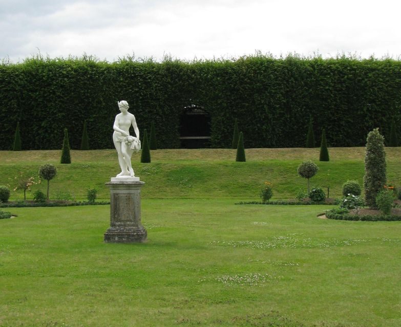 Hampton Court Palace Private tour With Fast Track Entry - Multimedia audio guide: how you keep momentum without a live guide