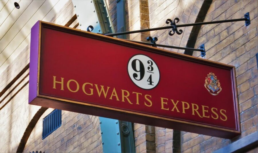 Harry Potter Private Tour of London in Spanish - King’s Cross Station: Platform 9¾ and the Official Store Stop
