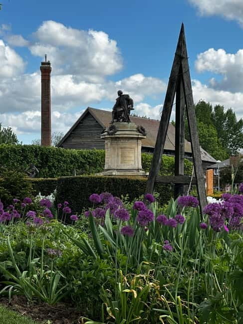 Historic Walk Around Stratford Upon Avon - Tustin’s Tours - First Stop: Swan Fountain and a Tour That Gets to the Point