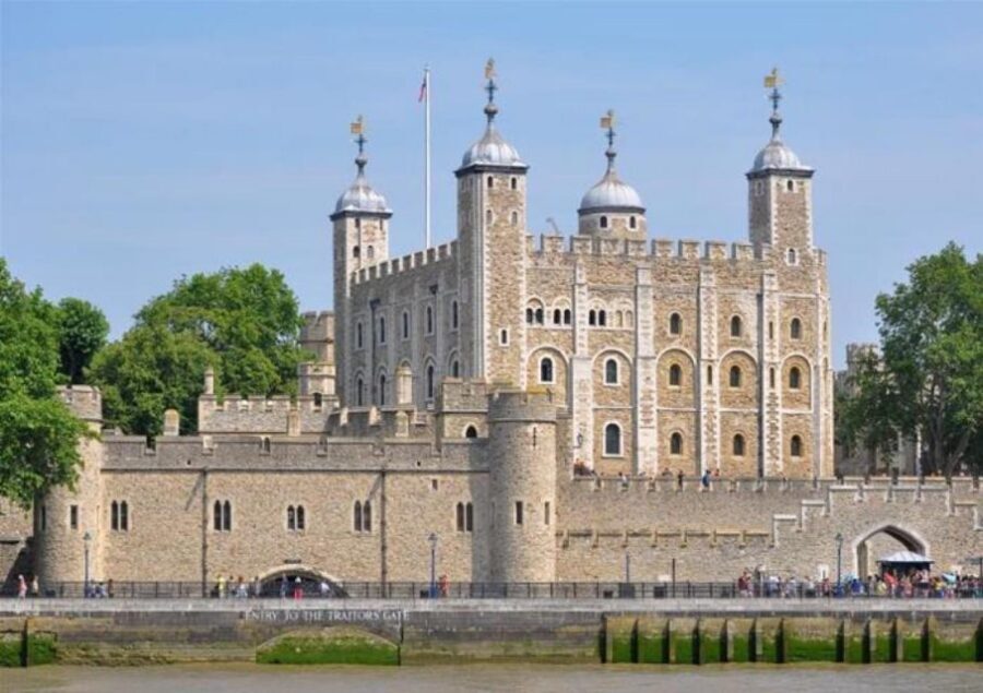 Hop on Hop off London Bus Tour & Tower of London - Free Thames River boat ride: one-way vs return and why it matters