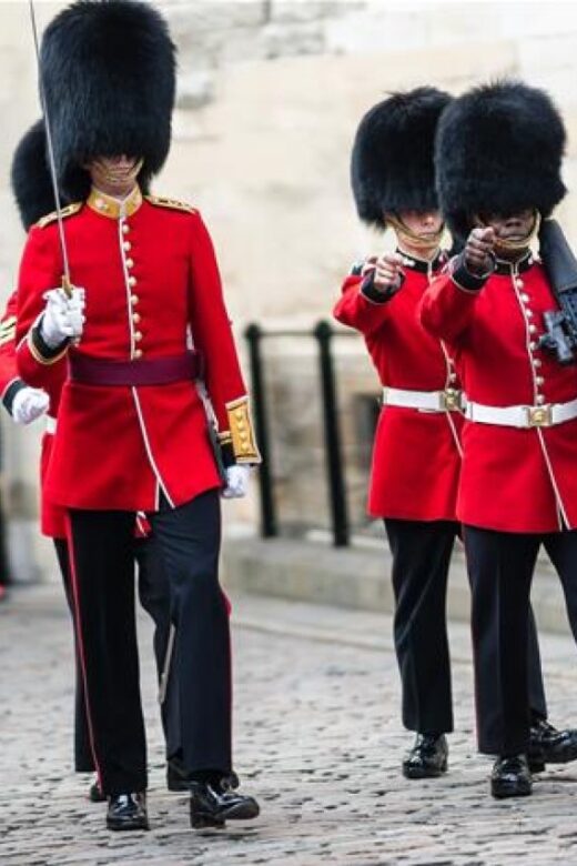 Hop on Hop off London Bus Tour & Tower of London - Audio guides in 12 languages: how to use them without losing time