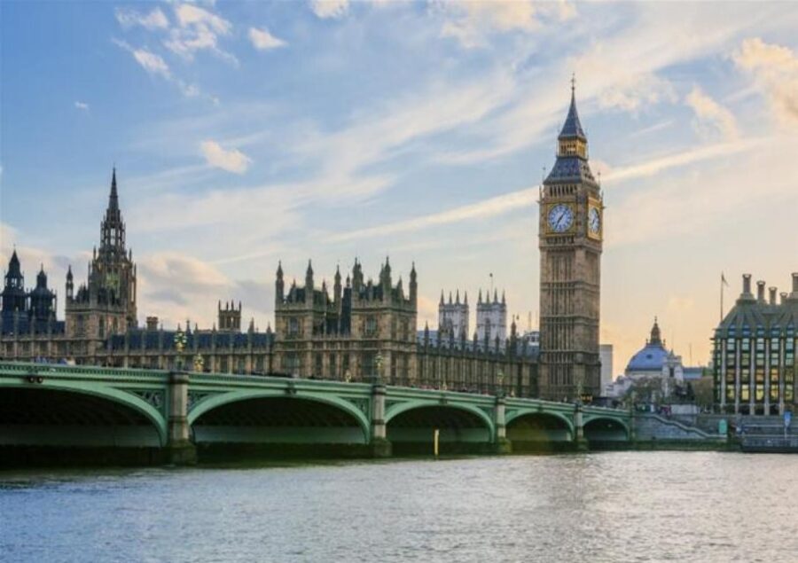 Hop-on Hop-off London Bus Tour & Westminster Abbey - Make the audio guide do the work for you (11 languages included)