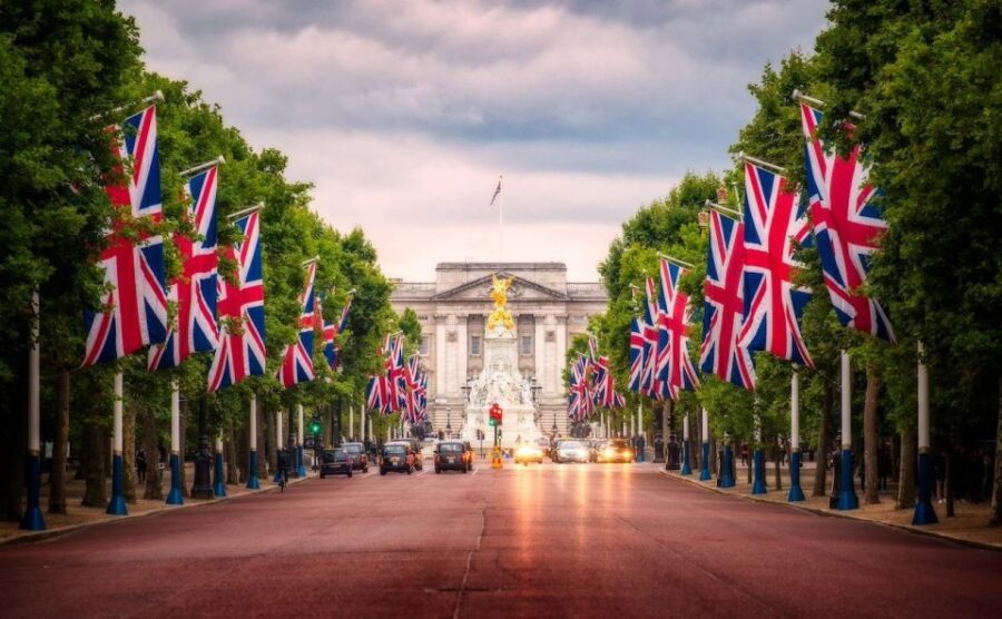 Iconic London Running Tour - Finding Trafalgar Square: Starting Right Next to Nelson’s Lions