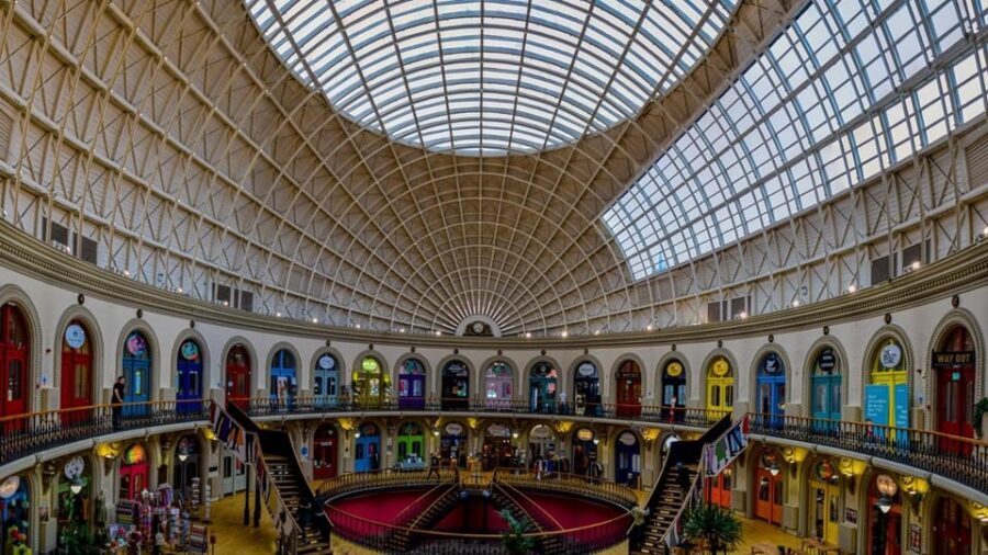 Leeds: City Walking Tour & Exploration Game - Historical stops and those odd story moments (oxygen, ghosts, Leeds vs Liverpool)