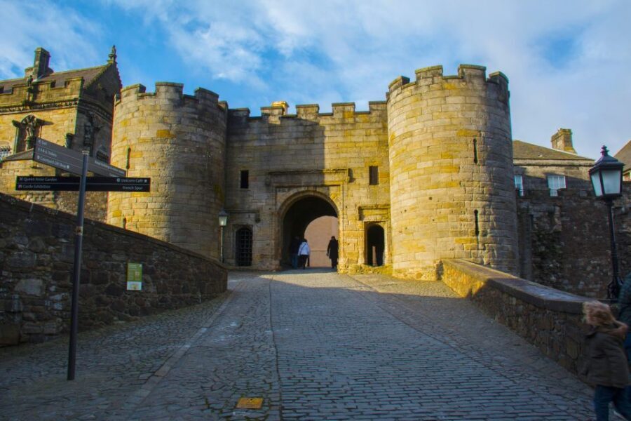 Loch Lomond, Highlands & Stirling Castle Tour from Edinburgh - Stirling Castle: volcanic rock, Unicorn Café, and time limits