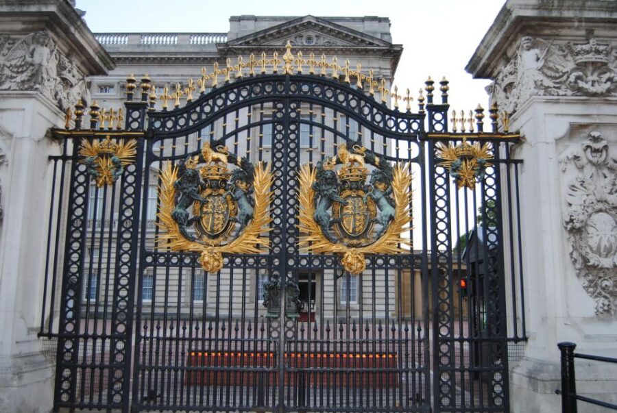 London: 3-Hours Private Walking Tour - Buckingham Palace or the Changing of the Guards: how to get the moment right