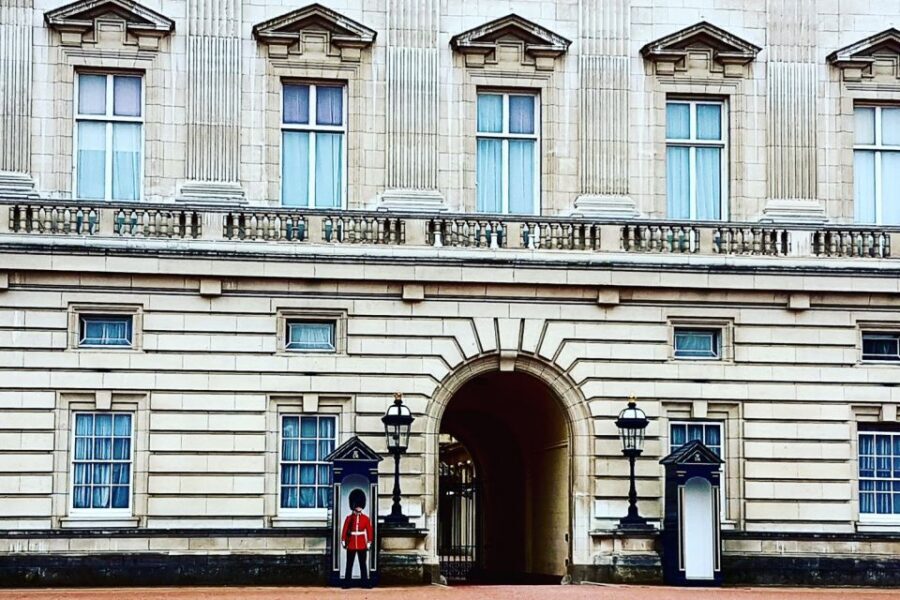 London: 30 London Sights Guided Walking Tour - Taking the Tube mid-tour: why the underground matters here
