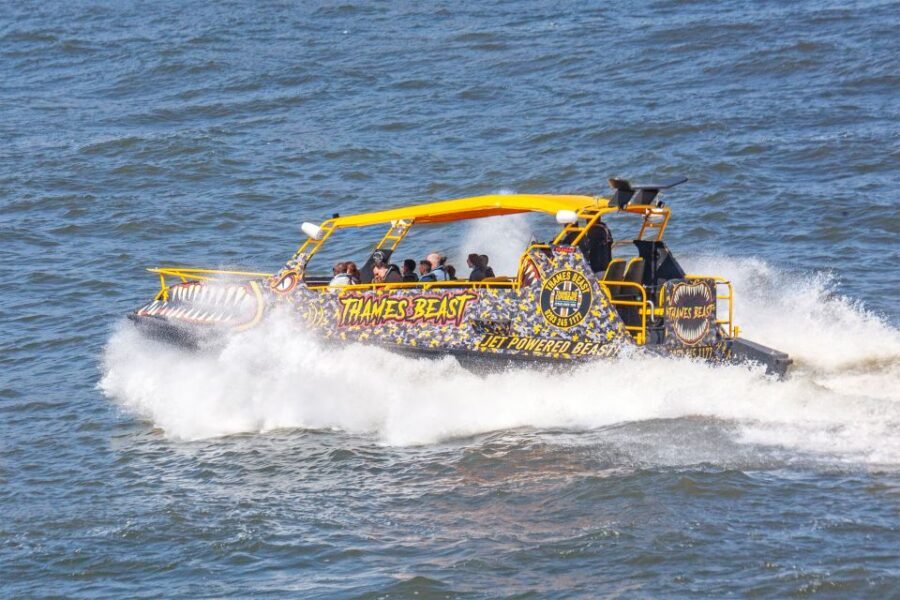 London: 40-Minute Thames Beast Jetboat Tour - Tower Bridge: the best photo moment (and the catch)
