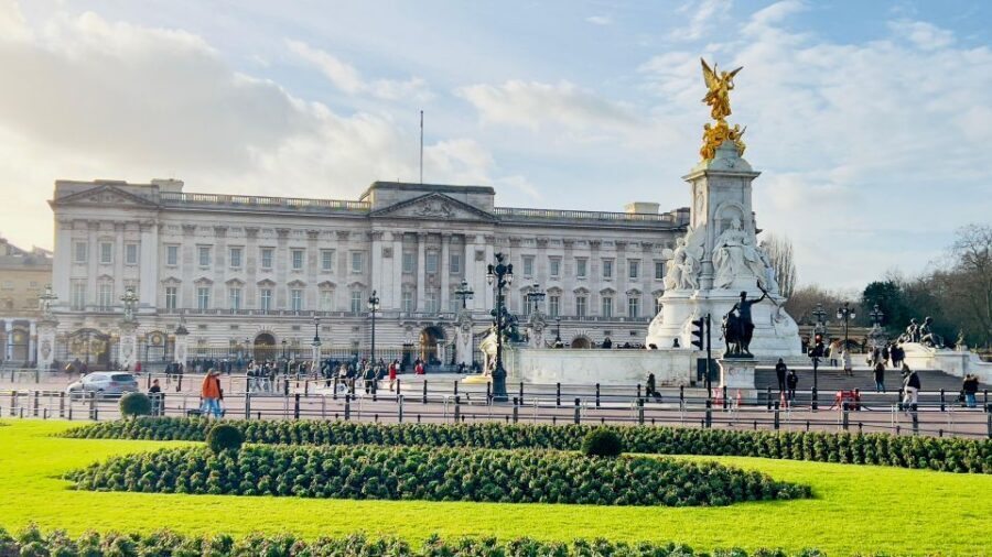 London: 5-Hour Private Tour with Pickup - Buckingham Palace, Harrods, and Royal Albert Hall: royal grandeur plus a little contrast