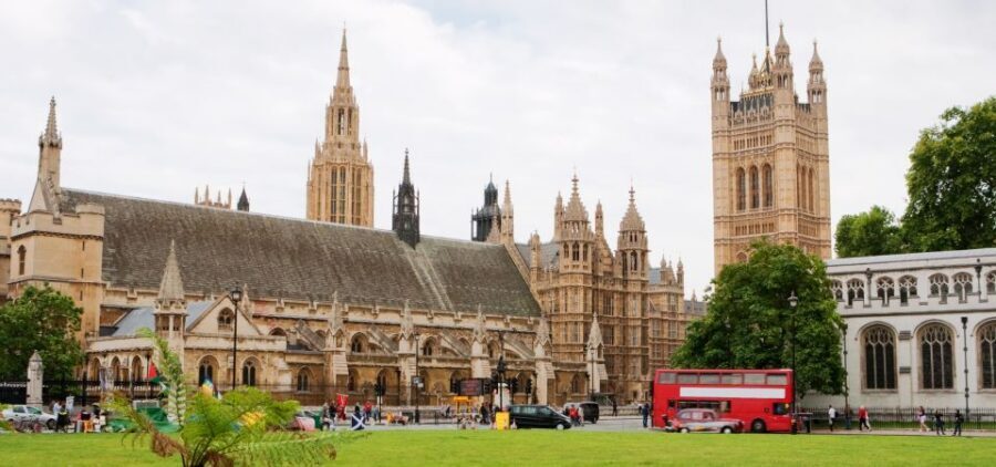 London: App-Based Walking Tour with 30 Stops - London Bridge, the Monument, and the Great Fire reminder