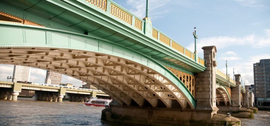 London: App-Based Walking Tour with 30 Stops - Thames River at the start: views that set the tone