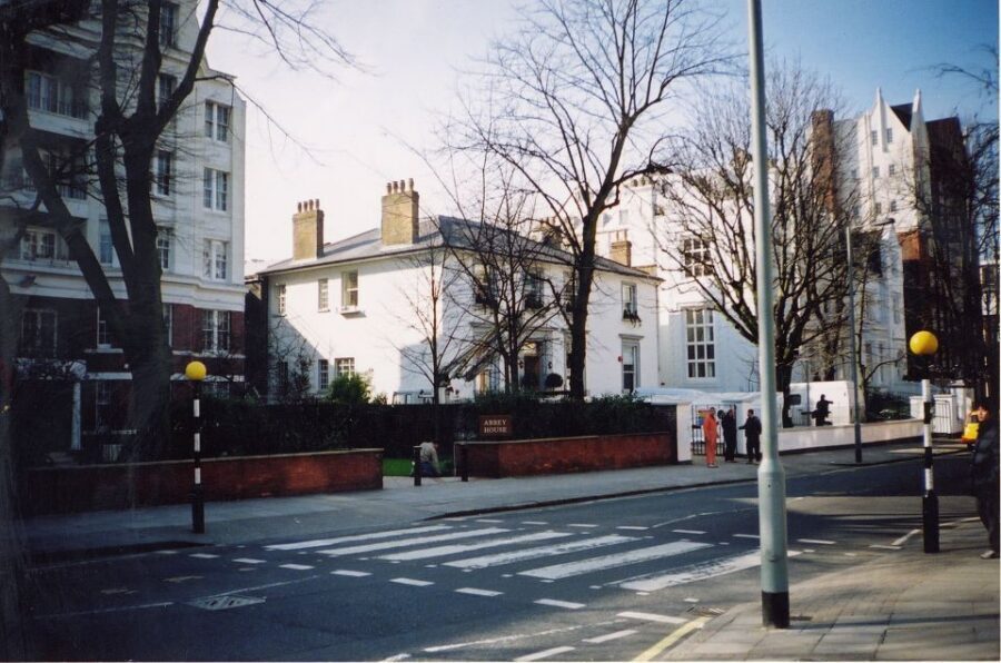 London: Beatles In My Life Walking Tour with Richard Porter - Spotting your guide at Marylebone Station
