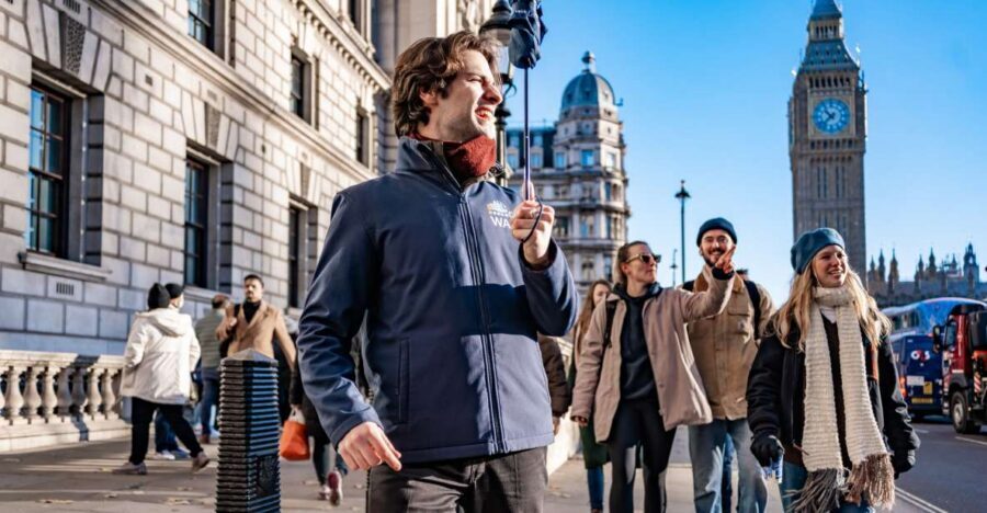 London: Best Landmarks Walking Tour - Trafalgar Square, Nelson’s Column, and National Gallery views