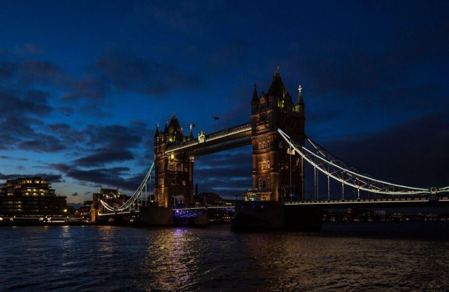 London Bridges Night Time Light Private Tour - Tower Bridge at Night: Bascules, Lights, and Water Reflections