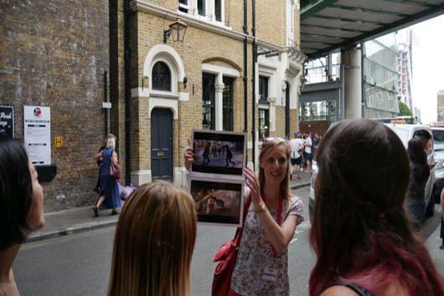 London: Bridget Jones 2–Hour Walking Tour - A church stop for the Daniel Cleaver memorial scene