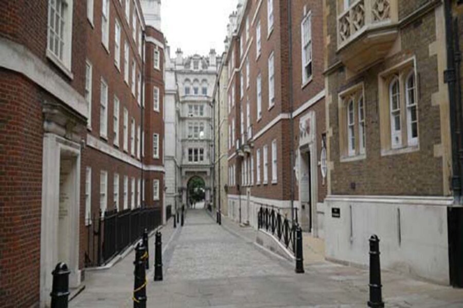 London: Bridget Jones 2–Hour Walking Tour - How guides make or break the tour: Fiona and Catherine examples