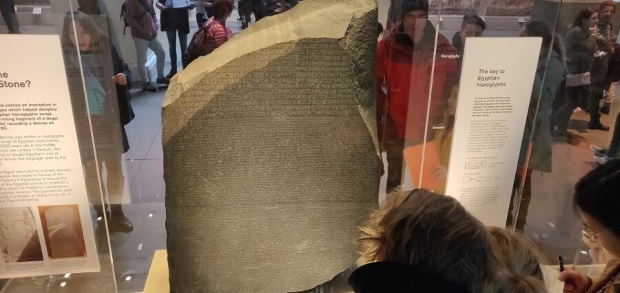 London: British Museum Archaeology Course and Guided Tour - Getting started at Russell Square: find your guide quickly