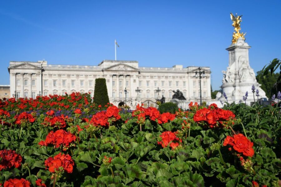 London: British Royalty Walking Tour - Green Park to Buckingham Palace: First Impressions, Best Angle for Photos