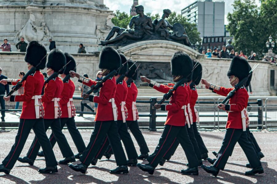 London: Buckingham Palace and Changing of the Guards Tour - The walking portion: turning the route into a story
