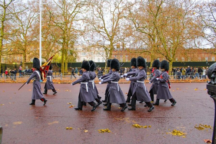 London: Buckingham Palace & Changing of the Guard Experience - When weather changes the plan: how to keep the day from feeling wasted