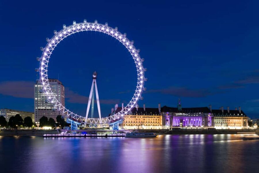 London: Buckingham Palace, Changing of the Guard Tour - St James’s Park and Whitehall’s photo corridor: royal scenery with street context