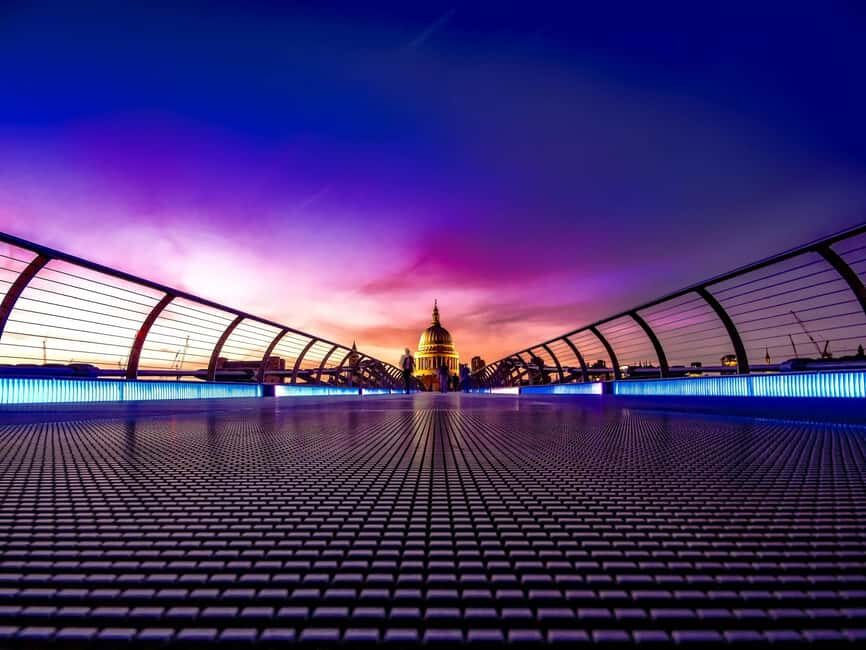 London: Buckingham Palace, Changing of the Guard Tour - London Bridge finish and the Constance Fund fountain drop-off