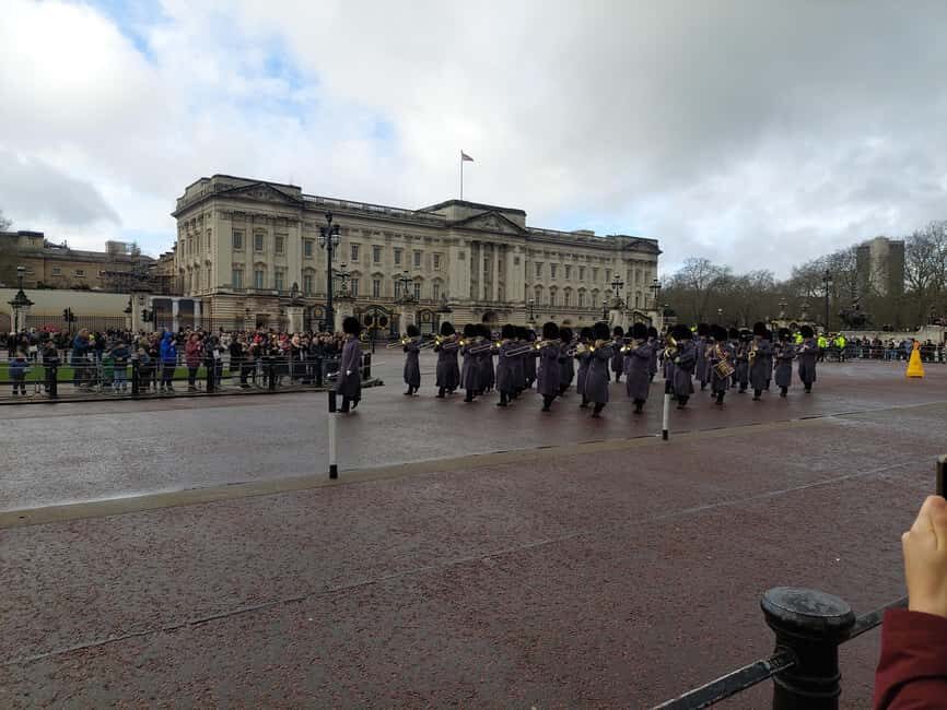 London Buckingham Palace: Changing of the Guard Walking Tour - Key things that make this tour work