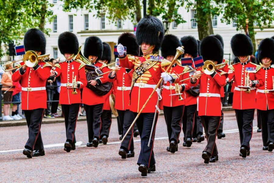 London: Buckingham Palace Entry & Changing of the Guard Tour - Foot Guards vs Horse Guards: what to expect on different days