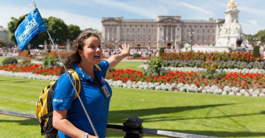 London: Buckingham Palace Entry Ticket & Royal Walking Tour - St James’s Park and St James’s Palace: the story around the photo stop
